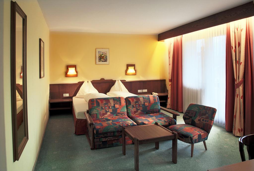 Hotel Sonnenuhr Kramsach Oda fotoğraf